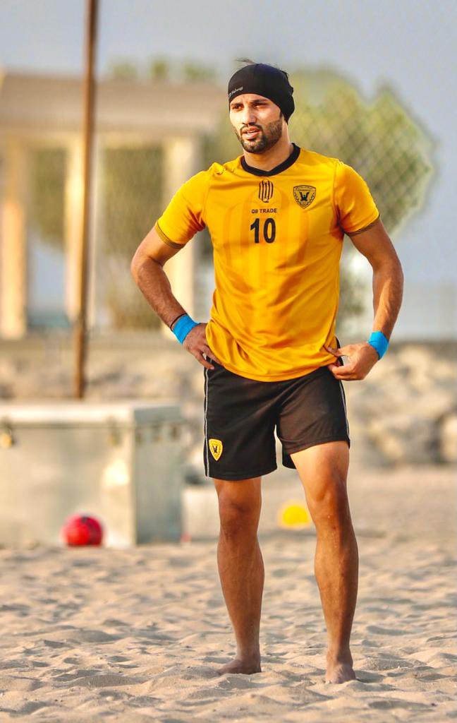 السعودي عبيد فاضل الشمري لاعب فريق القادسية لكرة القدم الشاطئية يغادر للانضمام إلى معسكر منتخب بلاده استعداداً للاستحقاقات المختلفة المقبلة